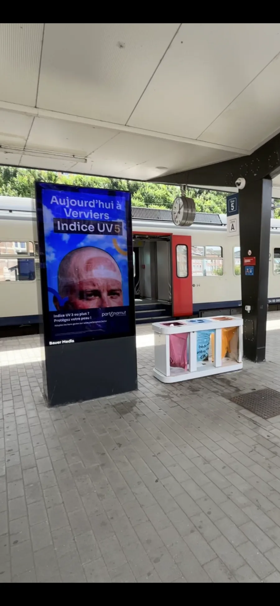 Partenamut UV screen on a Verviers station platform: today in Verviers, UV index 5